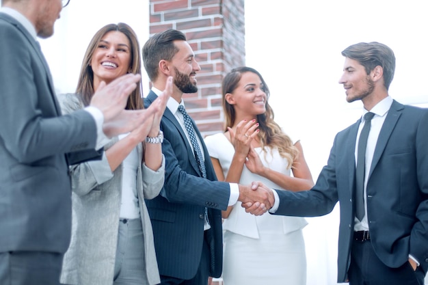 Foto equipe de negócios feliz aplaude novos parceiros de negócios