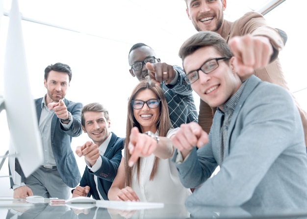 Equipe de negócios feliz apontando para você o conceito de sucesso