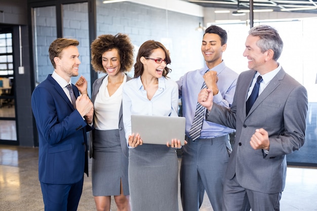 Equipe de negócios feliz comemorando um sucesso no escritório