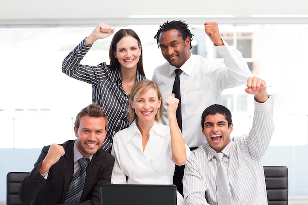 Equipe de negócios feliz comemorando um sucesso no escritório