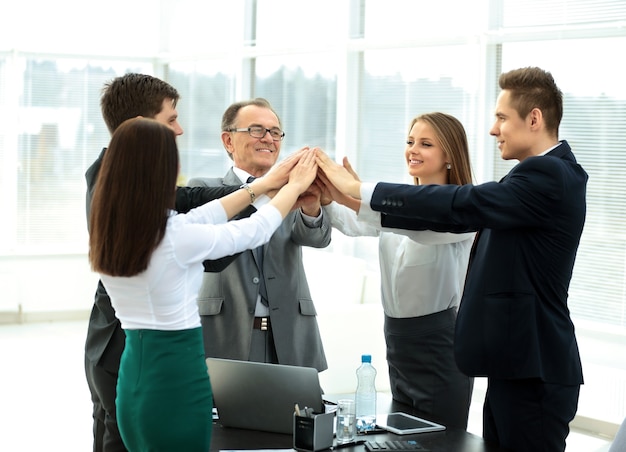 Equipe de negócios feliz comemorando vitória no escritório