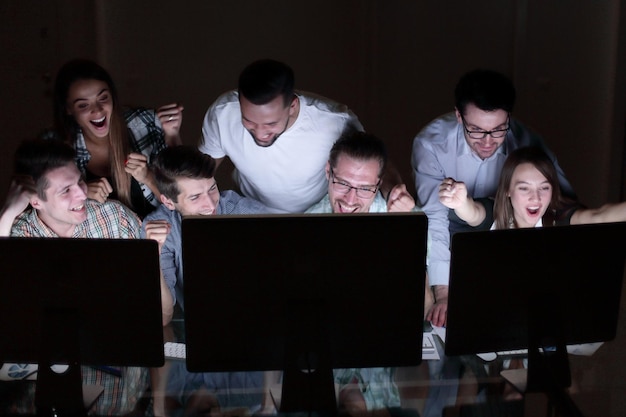 Equipe de negócios feliz dá uns aos outros cinco