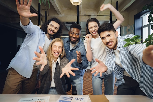 Foto equipe de negócios feliz e feliz comemora vitória corporativa