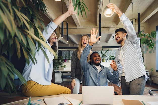 Foto equipe de negócios feliz e feliz comemora vitória corporativa