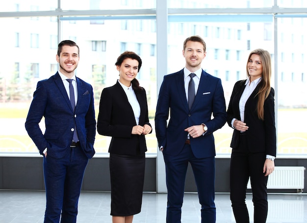 Equipe de negócios feliz e sorridente no escritório