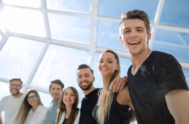 Equipe de negócios feliz em pé no escritório brilhantephoto com espaço de cópia