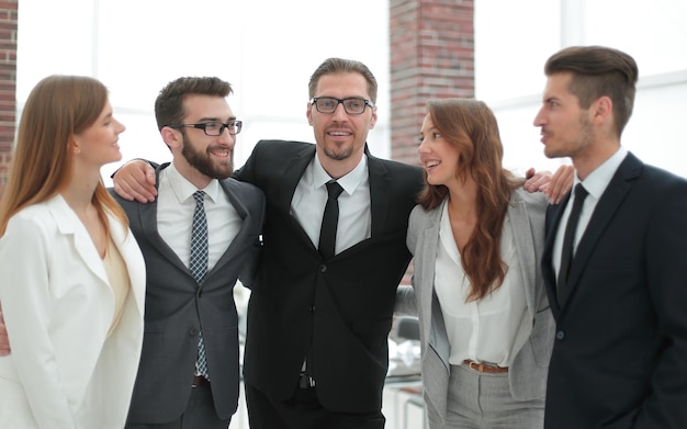 Equipe de negócios feliz juntos o conceito de trabalho em equipe