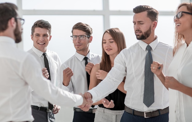 Equipe de negócios feliz procurando um aperto de mão de parceiros de negócios