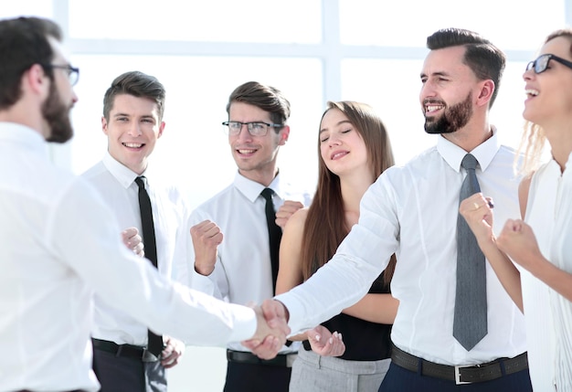 Equipe de negócios feliz procurando um aperto de mão de parceiros de negócios