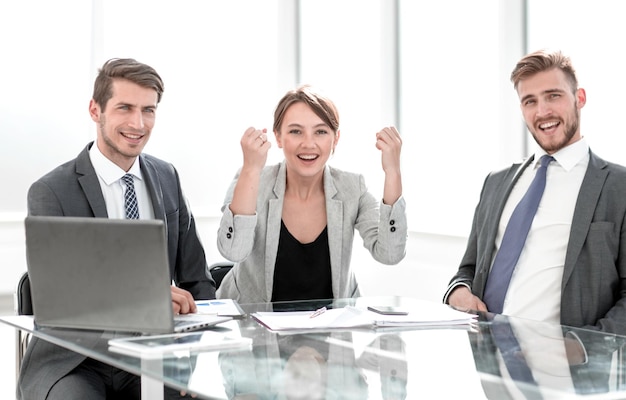 Equipe de negócios feliz sentada na mesa