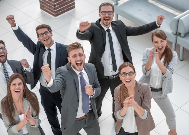 Equipe de negócios feliz vista superior juntos e olhando para o conceito de sucesso da câmera