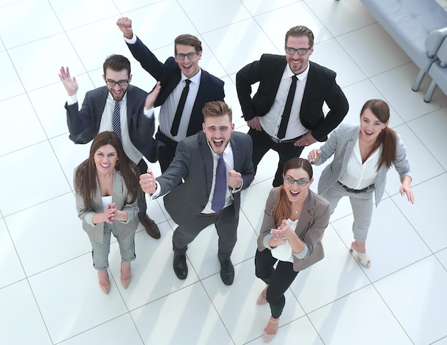 Equipe de negócios feliz vista superior olhando para a câmerafoto com espaço de cópia