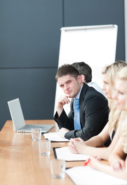 Equipe de negócios felizes que se unem