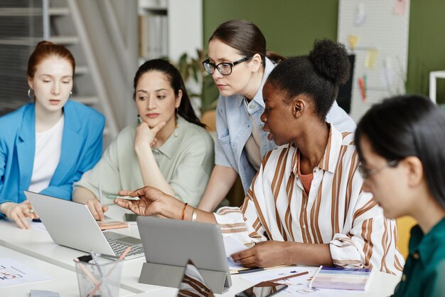 Equipe de negócios feminino trabalhando com inicialização