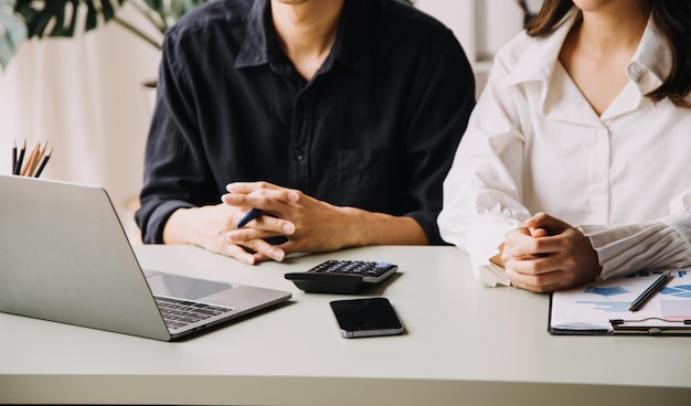 Equipe de negócios financeiros presentes Mãos de homem de negócios seguram documentos com estatísticas financeiras, discussão de fotos e dados de relatório de análise, os gráficos e gráficos Finanças Conceito financeiro