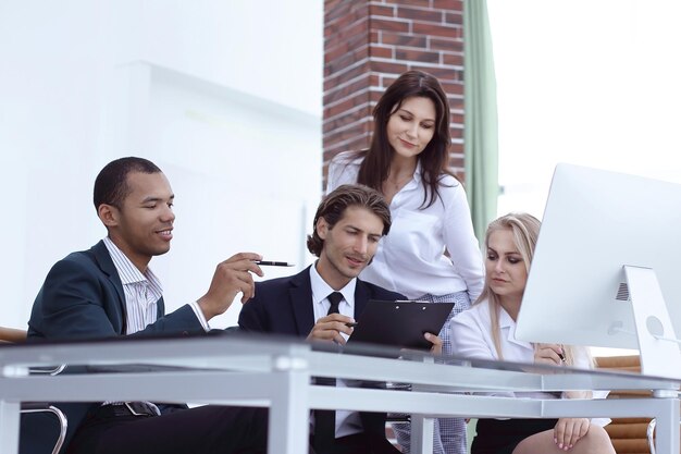 Equipe de negócios internacionais closeup na discussão de questões de negócios