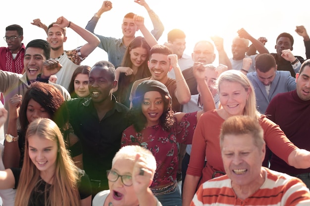 Equipe de negócios internacionais comemorando um triunfo