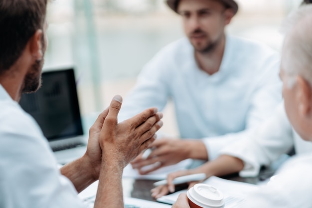 Equipe de negócios internacionais discutindo os pontos financeiros do contrato