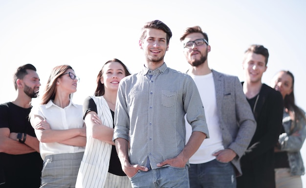 Equipe de negócios jovem aguarda com confiança