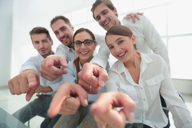 Equipe de negócios jovem apontando para você o conceito de escolha