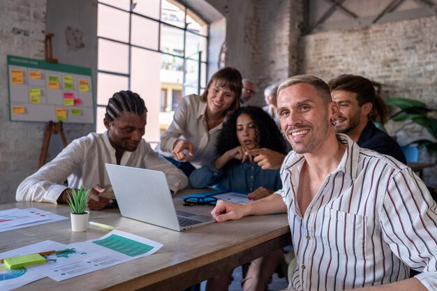 Equipe de negócios jovem de designer de moda retrato de um especialista elegante