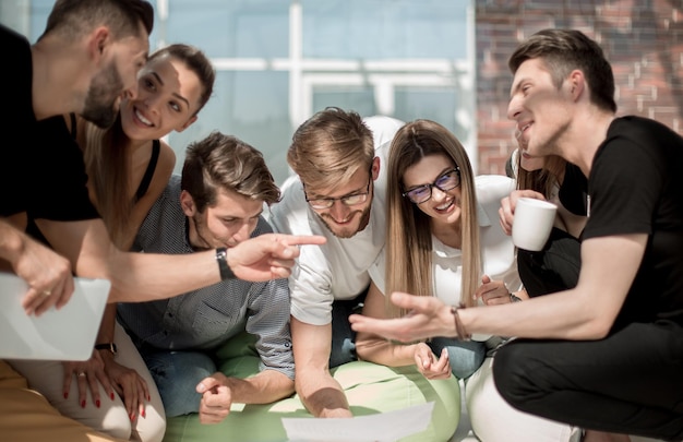 Equipe de negócios jovem discutindo novas oportunidades o conceito de trabalho em equipe