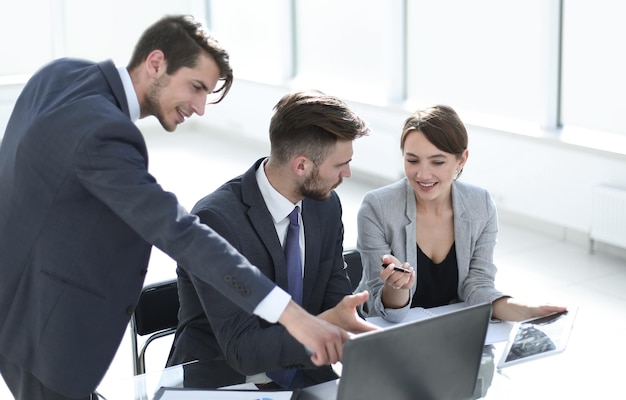 Equipe de negócios jovem discutindo novo plano de negócios