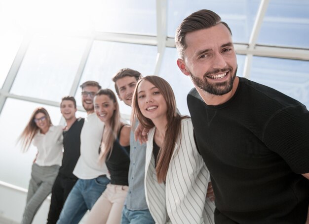 Equipe de negócios jovem em pé no escritório