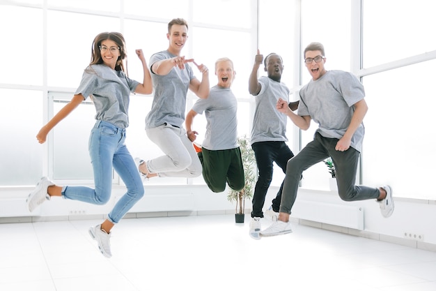 Foto equipe de negócios jovem feliz no novo escritório. foto com espaço de cópia