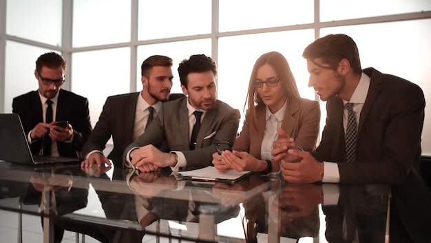 Equipe de negócios jovem lendo notas adesivas na mesa de trabalho no escritório