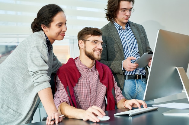 Equipe de negócios jovem no trabalho