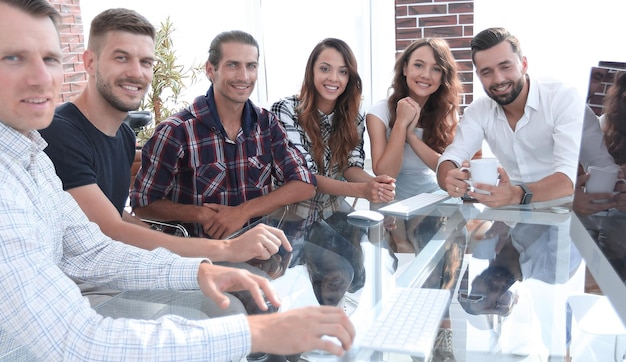 Equipe de negócios jovem sentado na mesa