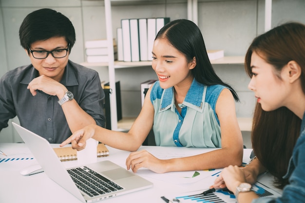 Equipe de negócios jovem trabalhando com novo projeto de inicialização no escritório