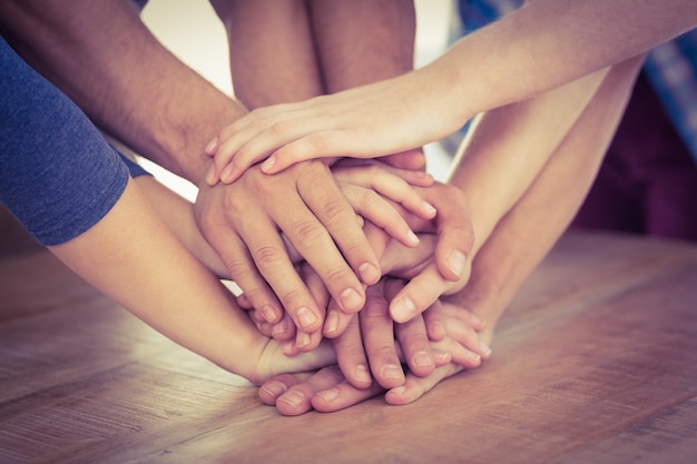 Equipe de negócios juntando as mãos