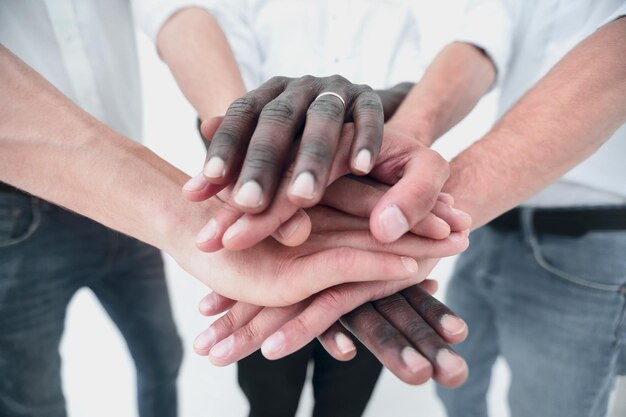 Equipe de negócios juntando as mãos