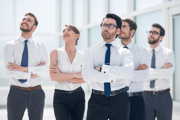 Equipe de negócios juntos e olhando para o conceito de negócios de espaço de cópia