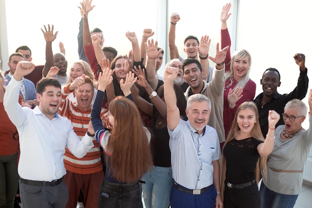 Equipe de negócios levantando as mãos para comemorar a vitória