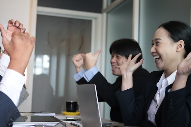 Equipe de negócios levantar as mãos com felicidade. empresário e empresária mostrando alegria