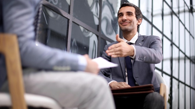 Equipe de negócios masculina confiante concluindo um contrato