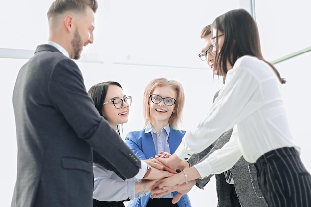 Equipe de negócios mostrando sua unidade enquanto está no escritório