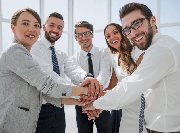 Equipe de negócios mostrando sua unidade o conceito de trabalho em equipe