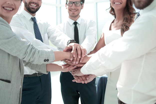 Equipe de negócios mostrando sua unidade