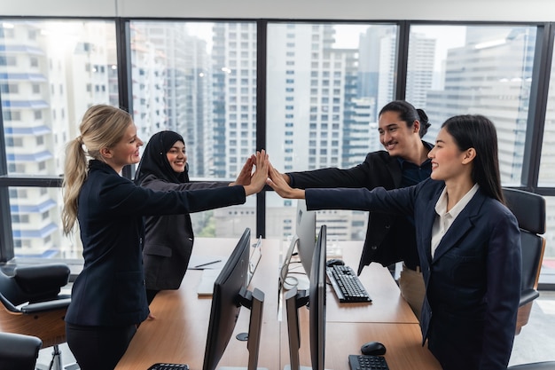 Equipe de negócios mostrando unidade com as mãos juntas