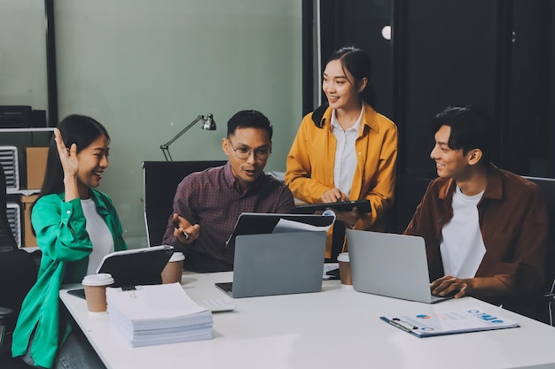 Equipe de negócios mostrando unidade com suas mãos juntas Vista de cima de perto de jovens empresários colocando suas mãos juntos pessoas juntas para trabalhar em equipe para garantir o sucesso do negócio