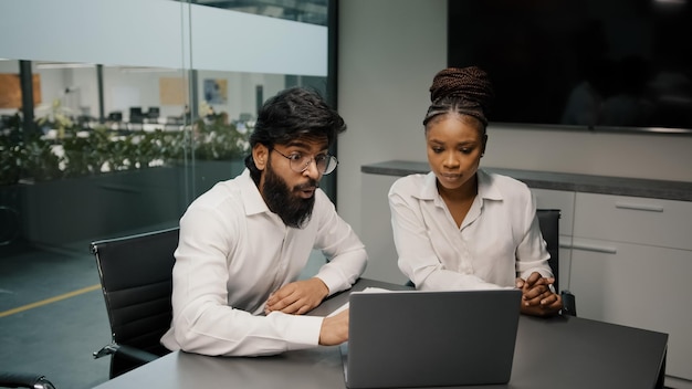 Equipe de negócios multiétnica diversas pessoas fazem brainstorming no escritório dois homens árabes e mulheres africanas