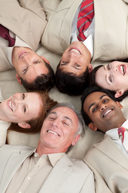 Foto equipe de negócios multiétnica em um círculo