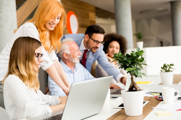 Equipe de negócios multirracial alegre no trabalho em escritório moderno