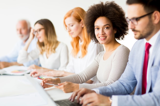 Equipe de negócios multirracial alegre no trabalho em escritório moderno