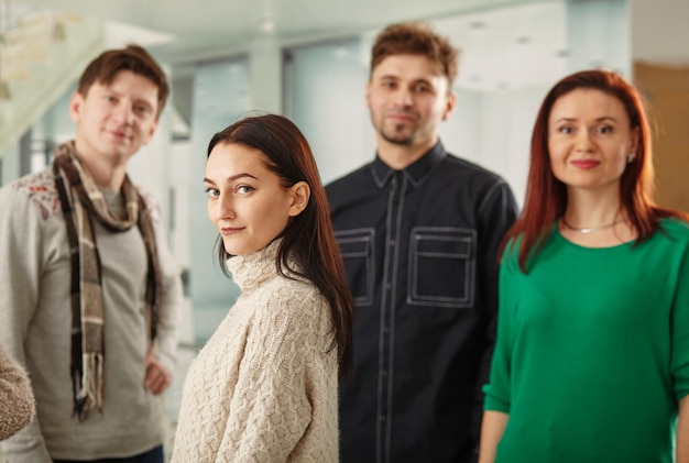 Equipe de negócios multirracial bem-sucedida feliz