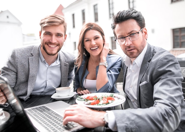 Equipe de negócios na hora do almoço